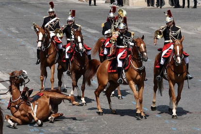 Un caballo de la Guardia Republicana cae durante el desfile del 14 de julio en París.