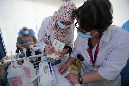 Una enfermera rellena un informe durante la campaña de vacunación en un centro de Argelia.