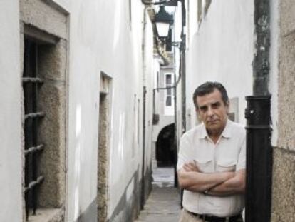 Manuel Guede, en el callejón santiagués de Entrerrúas.