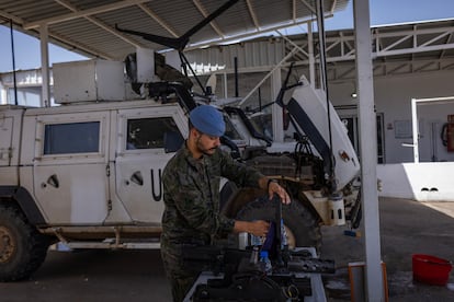 Un soldado español limpia y pone a punto el armamento dentro de la posición 4-28 de la misión de Unifil. Diego Ibarra Sánchez para el PAÍS

