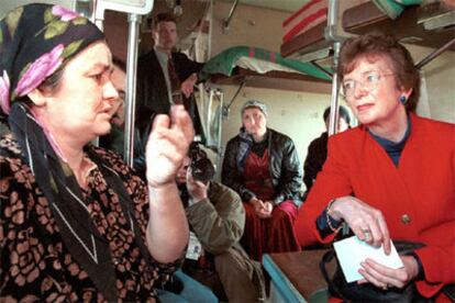 Mary Robinson, en una imagen de archivo tomada en Ordzhonikidzevskaya (Ingushetia) el 2 de abril de 2000.