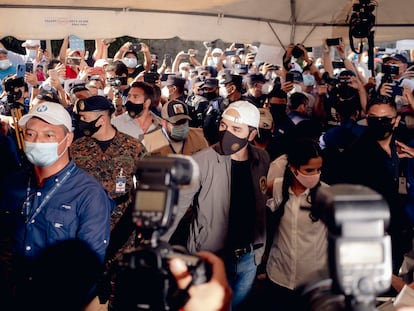 El presidente salvadoreño Nayib Bukele y su esposa, Gabriela Rodríguez, se presentan a la junta receptora de votos, el 28 de febrero del 2021.