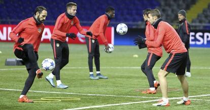 Juanfran, Saúl, Thomas, Óliver y Gabi, en el Astana Arena.