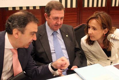 El presidente de Confebask, Miguel Lazpiur (en el centro), ayer con su secretaria general, Nuria López de Guereñu y Eduardo Arechaga.