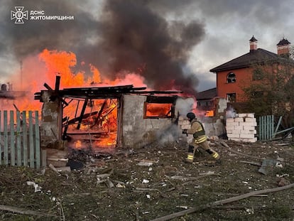 Un bombero trabaja en el lugar donde ha caído uno de los drones rusos en la región de Yitomir, en Ucrania.