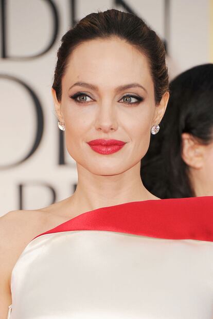 Angelina Jolie usó el viejo truco de contrastar su piel blanca con unos labios rojos. Funcionó.
