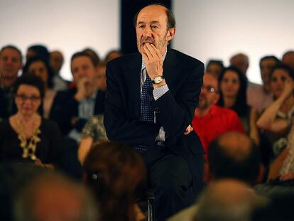El vicepresidente Alfredo Pérez Rubalcaba, durante el encuentro que mantuvo el miércoles en Sevilla con militantes del PSOE.