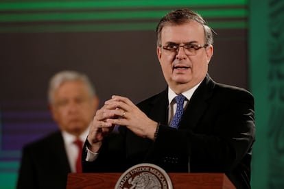 El canciller Marcelo Ebrard, junto al presidente López Obrador