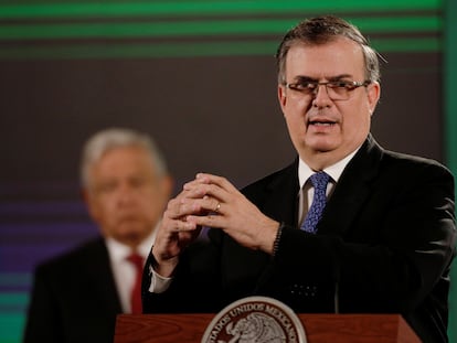 El canciller Marcelo Ebrard, junto al presidente López Obrador, el martes en Palacio Nacional.