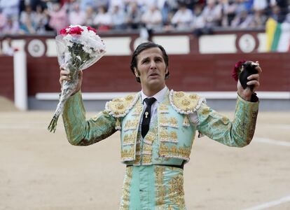 El torero, con los trofeos, las dos orejas, de su enorme faena.