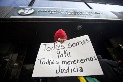 Un manifestantre en apoyo a Yakiri en el tribunal del DF.