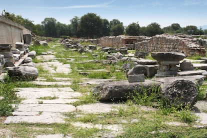 Esta calzada construida entre el 146 y 120 a. C. unía Roma con Bizancio y, por tanto, el Imperio romano de occidente y el de oriente. Tras siglos en estado relativamente durmiente, esta vía que cruza actualmente Albania, Macedonia y Grecia ha visto resucitar 485 de sus 1100 kilómetros originales (hasta Turquía) descritos y marcados para aplicaciones de GPS. Antaño utilizada para viajar, comerciar y desplazar tropas, hoy combina ciudades, ruinas antiguas, vistas de montaña y zonas rurales. Si se prefiere ir con guía, Our Own Expeditions, con sede en Albania, organiza caminatas de Durres (Albania) a Tesalónica (Grecia). Punto de inicio: Durres (Albania). Final: Tesalónica (Grecia). Distancia: 485 kilómetros. Más información: <a href="https://www.viaegnatiafoundation.eu/" target="_blank">viaegnatiafoundation.eu</a>; <a href="https://www.ourownexpeditions.com/" target="_blank">ourownexpeditions.com</a>