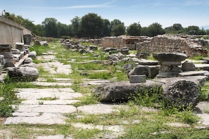 Esta calzada construida entre el 146 y 120 a. C. unía Roma con Bizancio y, por tanto, el Imperio romano de occidente y el de oriente. Tras siglos en estado relativamente durmiente, esta vía que cruza actualmente Albania, Macedonia y Grecia ha visto resucitar 485 de sus 1100 kilómetros originales (hasta Turquía) descritos y marcados para aplicaciones de GPS. Antaño utilizada para viajar, comerciar y desplazar tropas, hoy combina ciudades, ruinas antiguas, vistas de montaña y zonas rurales. Si se prefiere ir con guía, Our Own Expeditions, con sede en Albania, organiza caminatas de Durres (Albania) a Tesalónica (Grecia). Punto de inicio: Durres (Albania). Final: Tesalónica (Grecia). Distancia: 485 kilómetros. Más información: <a href="https://www.viaegnatiafoundation.eu/" target="_blank">viaegnatiafoundation.eu</a>;  <a href="https://www.ourownexpeditions.com/" target="_blank">ourownexpeditions.com</a>