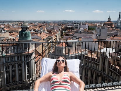 La autora del reportaje, tomando el sol en la azotea del spa del hotel Four Seasons, con vistas a la plaza de Canalejas de Madrid.