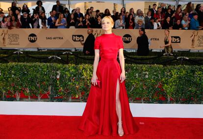 Anna Faris, con un estiloso vestido rojo.