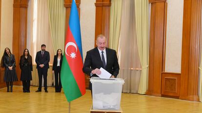 El presidente de Azerbaiyán, Ilham Alíyev, deposita su voto este miércoles en un colegio electoral de Nagorno Karabaj tras la toma de la región y el éxodo de más de 100.000 armenios en septiembre de 2023.