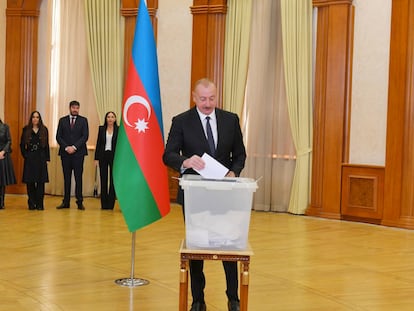 El presidente de Azerbaiyán, Ilham Alíyev, deposita su voto este miércoles en un colegio electoral de Nagorno Karabaj tras la toma de la región y el éxodo de más de 100.000 armenios en septiembre de 2023.