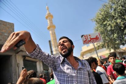 Un hombre grita contra el régimen durante la protesta del rezo del viernes.