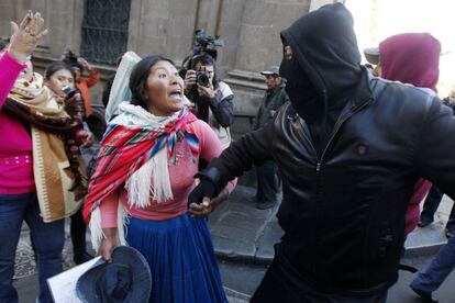 Una mujer seguidora de Evo Morales discute con un policía durante la protesta de la plaza Murillo, en la capital La Paz.