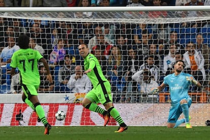 Bruno Cesar (c) del Sporting celebra el gol frente al Real Madrid.