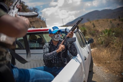 Civiles armados que hacen labores de policía en la sierra patrullan una carretera en la comunidad de Carrizalillo.
