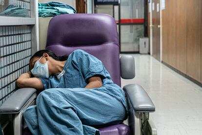 Una enfermera toma un descanso durante la madrugada en el Hospital Juárez de Ciudad de México, el 26 de mayo de 2020. Es en las noches donde el término ‘enfermera’ cobra más sentido: en ellas recae gran parte de la responsabilidad sobre la salud de los pacientes. 