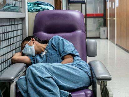 Una enfermera toma un descanso durante la madrugada en el Hospital Juárez. Es en las noches donde el término ‘enfermera’ cobra más sentido: en ellas recae gran parte de la responsabilidad sobre la salud de los pacientes. 26 de Mayo de 2020, Ciudad de México