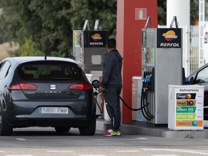 Una persona echa gasolina en una estación de servicio en Madrid, a 28 de octubre de 2022.