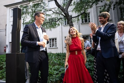 Gergely Karácsony, alcalde de Budapest, junto a la vicepresidenta Yolanda Díaz y al ministro Ernest Urtasun, este viernes en la capital de Hungría.