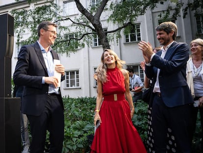 Gergely Karácsony, alcalde de Budapest, junto a la vicepresidenta Yolanda Díaz y al ministro Ernest Urtasun, este viernes en la capital de Hungría.
