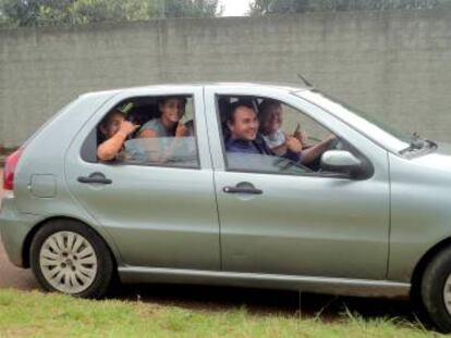 Sem dinheiro para transporte, as garotas improvisam para ir aos treinos.