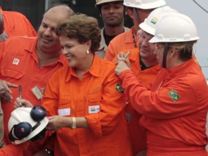 Dilma assina autógrafos a funcionários da Petrobras.