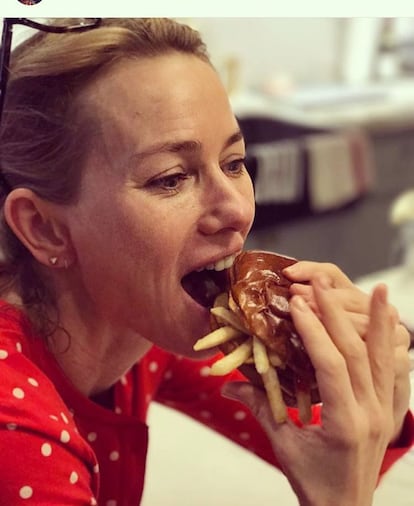Naomi Watts compartió con sus más de 596.000 seguidores una tradición navideña que es, básicamente, rellenar dos rodajas de pan de hamburguesa con patatas fritas. Con esta foto la actriz revela que ella también rompe la dieta en estas fechas.