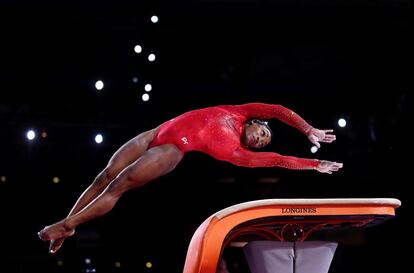 A norte-americana Simone Biles se aquece durante a final dos aparelhos do Campeonato Mundial de Ginástica Artística de Stutgart (Alemanha), em 12 de outubro.