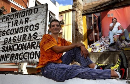 V&iacute;ctor Gonz&aacute;lez poses under the blown-up photograph of him by Luis Montol&iacute;o.  