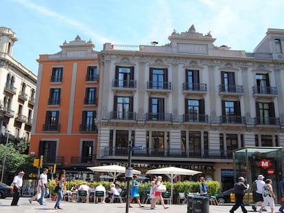 Decenas de personas pasean y consumen en la terraza de un bar de La Rambla de Barcelona.