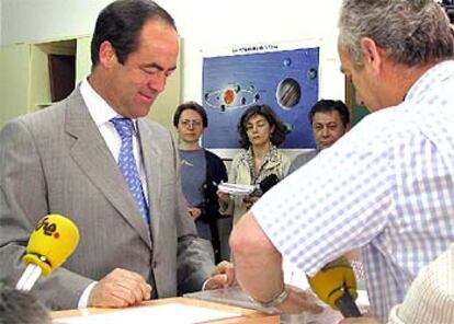 El presidente de Castilla-La Mancha, José Bono, vota ayer en un colegio de Salobre (Albacete).