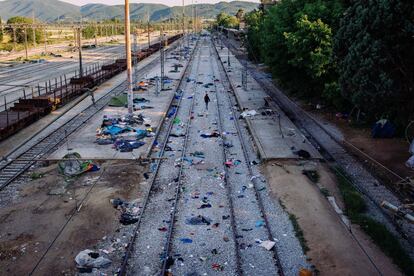 Aspecto del campo una vez concluido el desalojo, el jueves 26 de mayo: tiendas destrozadas y objetos personales tirados por el suelo.