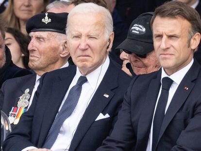 Joe Biden y Emmanuel Macron, el 6 de junio en la playa de Omaha, en Saint-Laurent-sur-Mer (Francia), conmemorando el desembarco de Normandía.