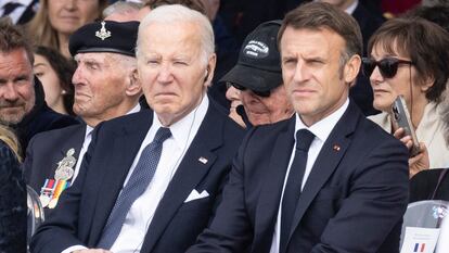 Joe Biden y Emmanuel Macron, el 6 de junio en la playa de Omaha, en Saint-Laurent-sur-Mer (Francia), conmemorando el desembarco de Normandía.