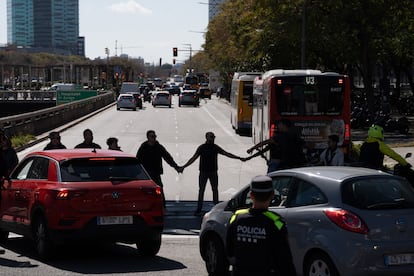 Concentración de funcionarios en Barcelona en protesta por el asesinato de Nuria López, este viernes.