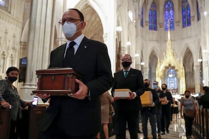 O cônsul geral do México em Nova York, Jorge Islas López, e outras pessoas carregam cinzas de vítimas mexicanas na Catedral de San Patricio, durante cerimônia em Manhattan, em 11 de julho de 2020.