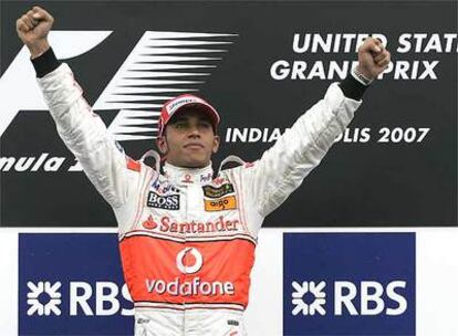 Lewis Hamilton celebra en el podio su victoria en el circuito de Indianápolis