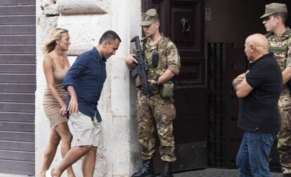 Luigi Di Maio, líder del Movimiento 5 Estrellas, y su novia vuelven a casa tras comer en un restaurante, este lunes en Roma.