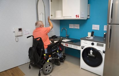Imagen de la cocina adaptada con armarios motorizados de la Casa Accesible de la Fundación ONCE.