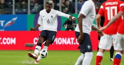 Pogba marca de falta el segundo gol de Francia.