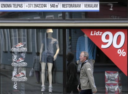Escaparate de una tienda en Riga que ofrece grandes descuentos porque va a cerrar por la crisis.