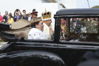 El rey Tupou VI ha sido coronado hoy en Tonga, después de una semana de festejos y ritos, en una ceremonia celebrada en Naku'alofa, la capital, ante la presencia de representantes de gobiernos de todo el mundo y miles de tonganos.