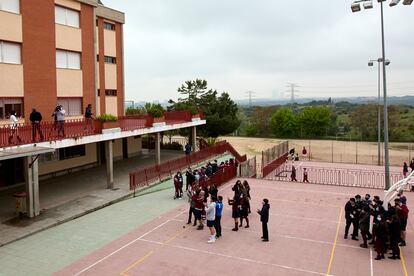 Ayuso es aplaudida por un grupo de alumnos en el colegio concertado Padre Manyanet, en Alcobendas, en un acto de campaña el pasado martes.