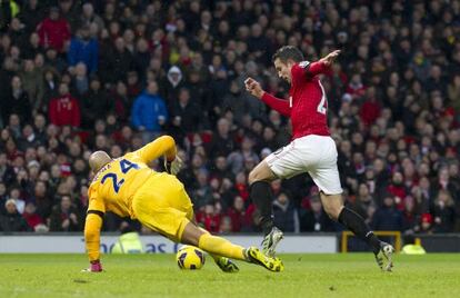 Robin van Persie regatea a Tim Howard en el segundo gol del partido.